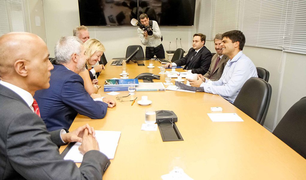 Em visita ao Rio, a ministra de da Educação da Holanda, Jet Bussemaker, reuniu-se com o secretário executivo de Coordenação de Governo da Prefeitura do Rio, Pedro Paulo; "A intenção do governo holandês é estabelecer a cooperação com o governo do Rio na construção de políticas públicas na educação", disse a ministra; Jet mostrou interesse pelo projeto Fábrica de Escolas do Amanhã Governador Leonel Brizola, que consiste na construção de 136 escolas de ensino integral no município, um investimento de cerca de R$ 1,8 bilhão; com as construções, 103 mil novas vagas serão criadas em toda cidade (Foto: Leonardo Lucena) Em visita ao Rio, a ministra de da Educação da Holanda, Jet Bussemaker, reuniu-se com o secretário executivo de Coordenação de Governo da Prefeitura do Rio, Pedro Paulo; "A intenção do governo holandês é estabelecer a cooperação com o governo do Rio na construção de políticas públicas na educação", disse a ministra; Jet mostrou interesse pelo projeto Fábrica de Escolas do Amanhã Governador Leonel Brizola, que consiste na construção de 136 escolas de ensino integral no município, um investimento de cerca de R$ 1,8 bilhão; com as construções, 103 mil novas vagas serão criadas em toda cidade