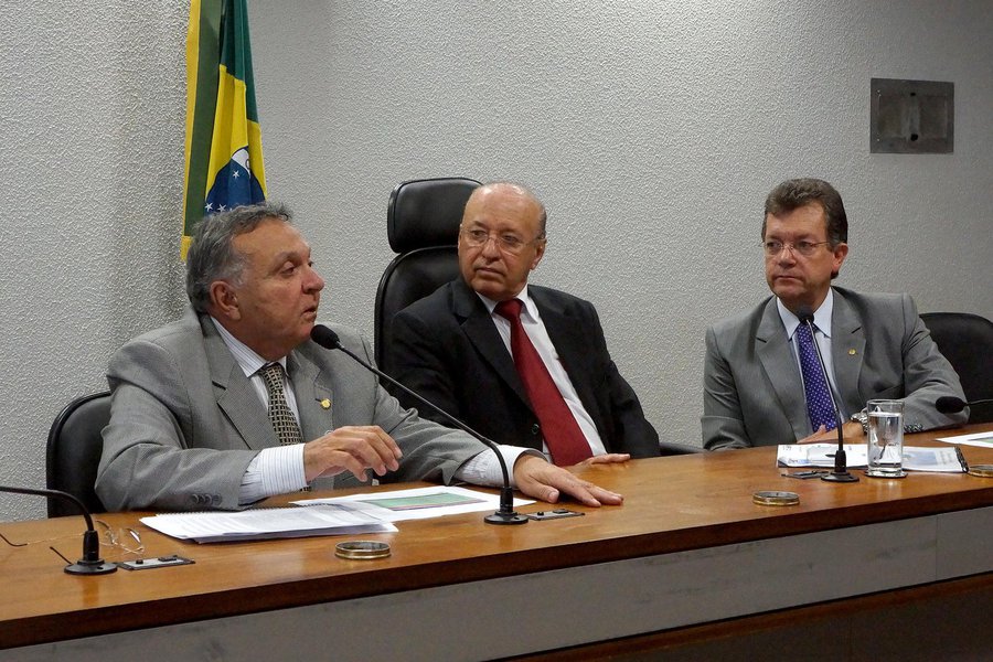 A bancada federal de Sergipe se reuniu, nesta quarta (26), para a escolha do coordenador da bancada para o ano de 2015; o senador Antonio Carlos Valadares (PSB) foi reconduzido ao cargo por unanimidade, mesmo após dizer que não tinha mais interesse em continuar na função; o deputado federal Laércio Oliveira (SDD) foi escolhido vice (Foto: Valter Lima) A bancada federal de Sergipe se reuniu, nesta quarta (26), para a escolha do coordenador da bancada para o ano de 2015; o senador Antonio Carlos Valadares (PSB) foi reconduzido ao cargo por unanimidade, mesmo após dizer que não tinha mais interesse em continuar na função; o deputado federal Laércio Oliveira (SDD) foi escolhido vice