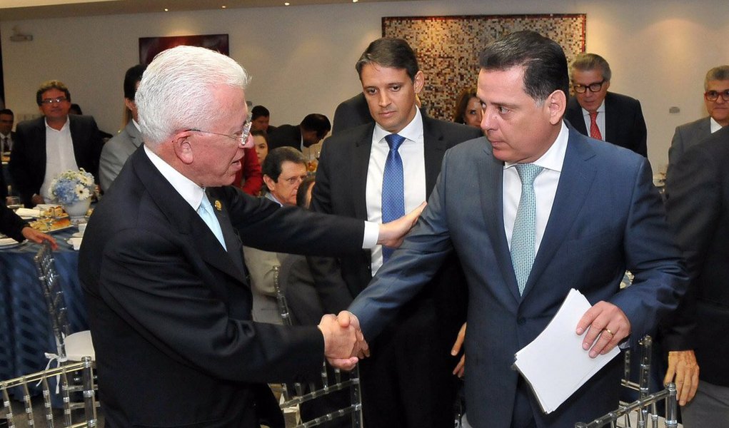 Secretários de Planejamento de Goiás, Distrito Federal, Mato Grosso, Mato Grosso de Sul e Tocantins discutem com o ministro-chefe da Secretaria de Assuntos Estratégicos da Presidência da República, Roberto Mangabeira Unger, uma agenda regional para alavancar a economia do Centro-Oeste; reunião será a preparação para encontro dos governadores da região, que irá ocorrer nesta sexta-feira (3), no Salão Verde do Palácio das Esmeraldas; ideia surgiu há duas semanas, depois da provocação do ministro durante o lançamento do Agenda Goiás, quando convocou o governador Marconi Perillo para liderar a discussão de um projeto desenvolvimentista regional (Foto: Realle Palazzo-Martini) Secretários de Planejamento de Goiás, Distrito Federal, Mato Grosso, Mato Grosso de Sul e Tocantins discutem com o ministro-chefe da Secretaria de Assuntos Estratégicos da Presidência da República, Roberto Mangabeira Unger, uma agenda regional para alavancar a economia do Centro-Oeste; reunião será a preparação para encontro dos governadores da região, que irá ocorrer nesta sexta-feira (3), no Salão Verde do Palácio das Esmeraldas; ideia surgiu há duas semanas, depois da provocação do ministro durante o lançamento do Agenda Goiás, quando convocou o governador Marconi Perillo para liderar a discussão de um projeto desenvolvimentista regional