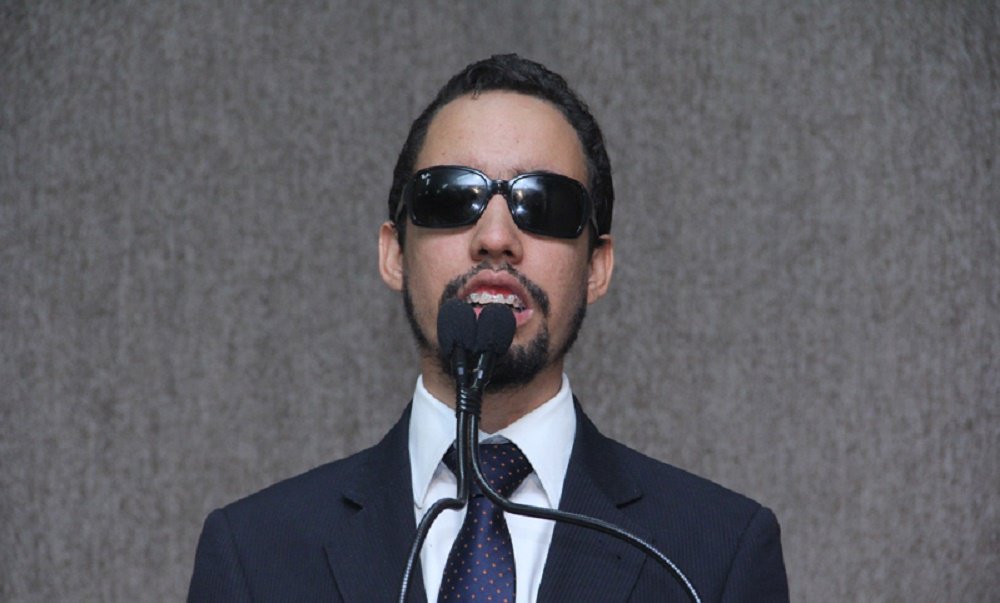Vereador Lucas Aribé, do PSB, discursou ontem, na Câmara sobre o trabalho desenvolvido pelo senador Antônio Carlos Valadares, líder do seu partido; em sua fala, o parlamentar destacou o projeto que modifica a lei sobre o consumo de drogas no Brasil; pronunciamento de Aribé integra estratégia de defesa do PSB em relação a Valadares, que foi duramente criticado pelo vereador Robson Viana (PMDB), nesta semana, por causa dos recentes desentendimentos entre o senador e o governador Jackson Barreto (PMDB) (Foto: Valter Lima) Vereador Lucas Aribé, do PSB, discursou ontem, na Câmara sobre o trabalho desenvolvido pelo senador Antônio Carlos Valadares, líder do seu partido; em sua fala, o parlamentar destacou o projeto que modifica a lei sobre o consumo de drogas no Brasil; pronunciamento de Aribé integra estratégia de defesa do PSB em relação a Valadares, que foi duramente criticado pelo vereador Robson Viana (PMDB), nesta semana, por causa dos recentes desentendimentos entre o senador e o governador Jackson Barreto (PMDB)