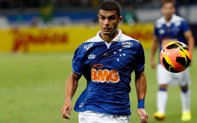 "É uma marca que vai ficar para a história. Para mim é muito importante, o melhor momento da minha carreira é aqui. Está sendo tudo muito grandioso e com conquistas de títulos", afirmou o lateral Egídio (Foto: Luis Mauro Queiroz) "É uma marca que vai ficar para a história. Para mim é muito importante, o melhor momento da minha carreira é aqui. Está sendo tudo muito grandioso e com conquistas de títulos", afirmou o lateral Egídio