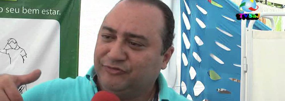 Dada como 'certa' nos bastidores, suposta fusão entre o DEM e o PTB é descartada pelo líder petebista na Bahia, Jonival Lucas; ele argumenta que posições divergentes entre as legendas são os principais empecilhos; "Aqui na Bahia nós fizemos parte de uma aliança que elegeu o governador Rui Costa (PT) e reelegemos Dilma. Se fosse um partido que fosse da mesma linha, não veria problema. Mas é um partido antagônico"; ele cita como exemplo das dificuldades o fato de o PTB ter ministro no governo; "Como é que o ministro de Indústria e Comércio (Armando Monteiro) vai se aliar ao DEM, que é um partido contra a presidente?" (Foto: Romulo Faro) Dada como 'certa' nos bastidores, suposta fusão entre o DEM e o PTB é descartada pelo líder petebista na Bahia, Jonival Lucas; ele argumenta que posições divergentes entre as legendas são os principais empecilhos; "Aqui na Bahia nós fizemos parte de uma aliança que elegeu o governador Rui Costa (PT) e reelegemos Dilma. Se fosse um partido que fosse da mesma linha, não veria problema. Mas é um partido antagônico"; ele cita como exemplo das dificuldades o fato de o PTB ter ministro no governo; "Como é que o ministro de Indústria e Comércio (Armando Monteiro) vai se aliar ao DEM, que é um partido contra a presidente?"