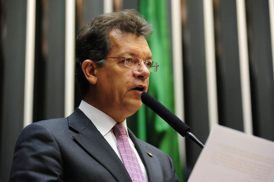 O deputado federal Laércio Oliveira (SDD) defende que o seu agrupamento apoie o prefeito João Alves Filho (DEM) na disputa pela reeleição em 2016; ele também se declarou favorável às candidaturas dos ex-deputados estaduais Zé Franco (em Nossa Senhora do Socorro) e Gilmar Carvalho (na Barra dos Coqueiros); o parlamentar revelou ainda o desejo de ser candidato a senador em 2018 (Foto: Valter Lima) O deputado federal Laércio Oliveira (SDD) defende que o seu agrupamento apoie o prefeito João Alves Filho (DEM) na disputa pela reeleição em 2016; ele também se declarou favorável às candidaturas dos ex-deputados estaduais Zé Franco (em Nossa Senhora do Socorro) e Gilmar Carvalho (na Barra dos Coqueiros); o parlamentar revelou ainda o desejo de ser candidato a senador em 2018