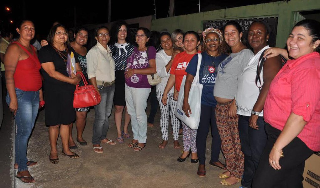 Aproximadamente 530 mulheres tocantinenses de diversas instituições participaram em Brasília da 5ª Marcha das Margaridas, que aconteceu nessa terça-feira, 11, e quarta-feira, 12; uma das importantes conquistas fruto da Marcha das Margaridas é lembrada por Maria Senhora, do Sindicato Regional das Trabalhadoras Rurais de São Sebastião, Buriti e Esperantina. "Conquistamos a criação de uma linha de crédito específica para nós mulheres. É o Pronaf Mulher. Com esse crédito, pudemos ampliar a participação das mulheres nessa importante política de crédito da agricultura familiar", afirma; considerada a maior manifestação pelos direitos das mulheres no mundo, a Marcha é coordenada pela Confederação Nacional dos Trabalhadores na Agricultura (Contag) em parceria com outras 11 instituições (Foto: Aquiles Lins) Aproximadamente 530 mulheres tocantinenses de diversas instituições participaram em Brasília da 5ª Marcha das Margaridas, que aconteceu nessa terça-feira, 11, e quarta-feira, 12; uma das importantes conquistas fruto da Marcha das Margaridas é lembrada por Maria Senhora, do Sindicato Regional das Trabalhadoras Rurais de São Sebastião, Buriti e Esperantina. "Conquistamos a criação de uma linha de crédito específica para nós mulheres. É o Pronaf Mulher. Com esse crédito, pudemos ampliar a participação das mulheres nessa importante política de crédito da agricultura familiar", afirma; considerada a maior manifestação pelos direitos das mulheres no mundo, a Marcha é coordenada pela Confederação Nacional dos Trabalhadores na Agricultura (Contag) em parceria com outras 11 instituições