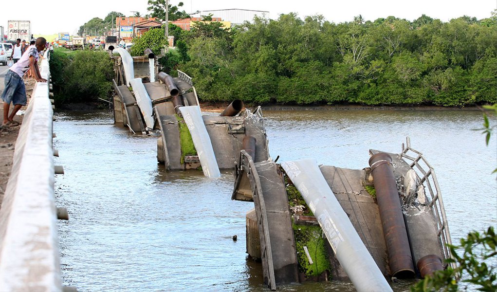 Três dos quatro pedestres que passavam pela ponte que caiu no último sábado (9), em Sergipe, continuam internados; o caso mais grave foi o de Adeilson Santos, 25 anos, que quase se afogou ao cair no Rio Cotinguiba e precisou ser internado na Ala Vermelha do Hospital de Urgência de Sergipe (Huse), reservada para os casos considerados críticos; outro ferido que permanece internado é Juracir da Silva Santos, de 63 anos; ele fraturou o fêmur ao cair no rio com os escombros da ponte e das duas adutoras instaladas na estrutura; com a queda da ponte, o abastecimento de água na região metropolitana da capital está comprometido; obras de emergência estão sendo realizadas (Foto: Valter Lima) Três dos quatro pedestres que passavam pela ponte que caiu no último sábado (9), em Sergipe, continuam internados; o caso mais grave foi o de Adeilson Santos, 25 anos, que quase se afogou ao cair no Rio Cotinguiba e precisou ser internado na Ala Vermelha do Hospital de Urgência de Sergipe (Huse), reservada para os casos considerados críticos; outro ferido que permanece internado é Juracir da Silva Santos, de 63 anos; ele fraturou o fêmur ao cair no rio com os escombros da ponte e das duas adutoras instaladas na estrutura; com a queda da ponte, o abastecimento de água na região metropolitana da capital está comprometido; obras de emergência estão sendo realizadas