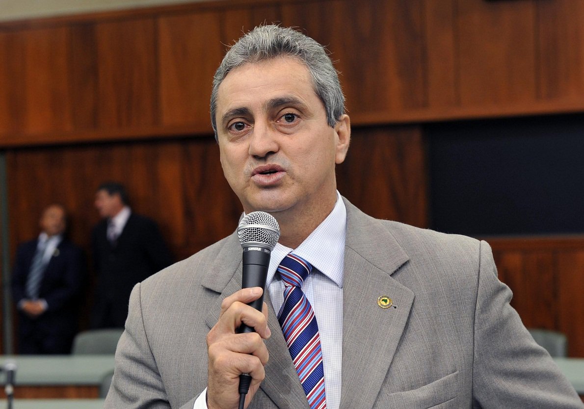 Vice-prefeito tem apoio de Maguito Vilela para ser seu sucessor no próximo ano, mas PT de Aparecida de Goiânia tem restrições ao nome de Ozair José; vereador Helvecino Moura (PT) afirma que Ozair chegou ao partido "de cima para baixo", nunca aglutinou e é mal articulado; "Ozair não tem apoio de nenhum vereador. De mais de 20 secretarias não conheço nenhuma que trabalhe por ele. Não tem apoio dentro da administração nem na Câmara. É uma pessoa que está em decadência. Sabemos que tem sua história e respeitamos, mas pra candidato passou a época dele", disse Moura (Foto: José Barbacena) Vice-prefeito tem apoio de Maguito Vilela para ser seu sucessor no próximo ano, mas PT de Aparecida de Goiânia tem restrições ao nome de Ozair José; vereador Helvecino Moura (PT) afirma que Ozair chegou ao partido "de cima para baixo", nunca aglutinou e é mal articulado; "Ozair não tem apoio de nenhum vereador. De mais de 20 secretarias não conheço nenhuma que trabalhe por ele. Não tem apoio dentro da administração nem na Câmara. É uma pessoa que está em decadência. Sabemos que tem sua história e respeitamos, mas pra candidato passou a época dele", disse Moura