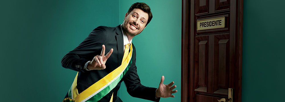 Na série “Politicamente Incorreto”, o comediante fazia o papel de Atílio Pereira, um deputado filiado ao fictício PDU, que, entre picaretagens, dormia no plenário e xingava assessores; a música tema do programa era do assistente de palco de Gentili no SBT, Roger Moreira, do Ultraje; chama-se “Filho da Puta” (Foto: Roberta Namour) Na série “Politicamente Incorreto”, o comediante fazia o papel de Atílio Pereira, um deputado filiado ao fictício PDU, que, entre picaretagens, dormia no plenário e xingava assessores; a música tema do programa era do assistente de palco de Gentili no SBT, Roger Moreira, do Ultraje; chama-se “Filho da Puta”