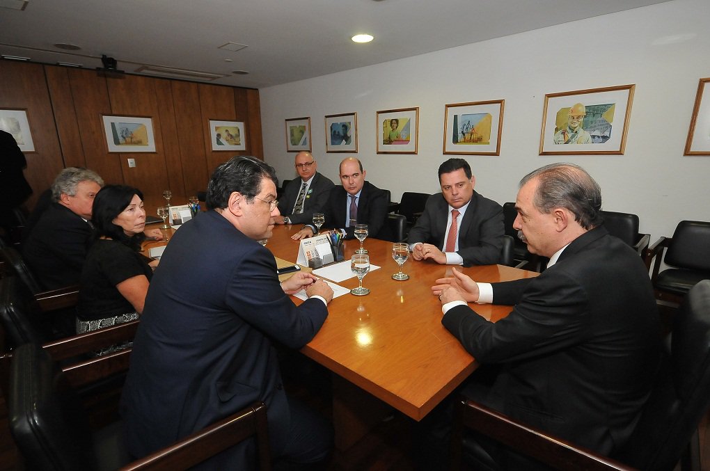 Em reunião com os ministros Aloizio Mercadante e Eduardo Braga, em Brasília, o governador Marconi Perillo deliberou sobre os trâmites que envolvem a privatização da companhia energética; cronograma da venda está em dia e até o fim de novembro deste a ano a Celg será vendida em leilão autorizado pelo governo federal; Estado de Goiás vai ficar com cerca de R$ 4 bilhões e recursos serão investidos em projetos de infraestrutura para escoamento da produção e aumento da competitividade (Foto: José Barbacena) Em reunião com os ministros Aloizio Mercadante e Eduardo Braga, em Brasília, o governador Marconi Perillo deliberou sobre os trâmites que envolvem a privatização da companhia energética; cronograma da venda está em dia e até o fim de novembro deste a ano a Celg será vendida em leilão autorizado pelo governo federal; Estado de Goiás vai ficar com cerca de R$ 4 bilhões e recursos serão investidos em projetos de infraestrutura para escoamento da produção e aumento da competitividade