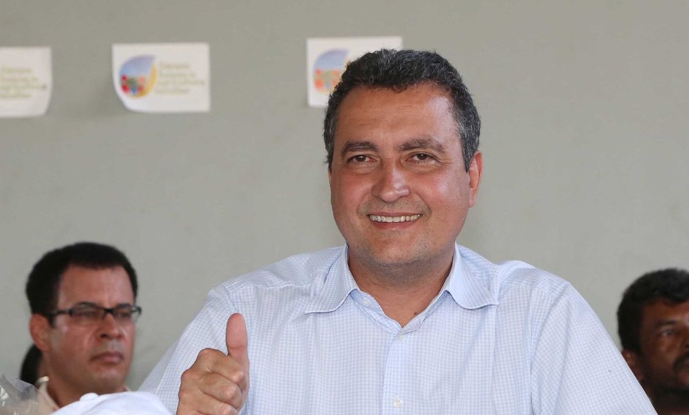 O governador eleito da Bahia, Rui Costa, deve se reunir com os caciques dos partidos da base aliada ainda nesta segunda-feira para apresentar suas decisões relacionadas à reforma da máquina administrativa do Estado; ele passou o final de semana em reuniões para fechar as mudanças; "A essência da questão é redefinir o modo de fazer as coisas, de forma que seja mais rápida, melhor e a um custo menor. Temos formas operacionais de mais de 50 anos. É evidente que quando se propõe isso, a tendência é o enxugamento" (Foto: Romulo Faro) O governador eleito da Bahia, Rui Costa, deve se reunir com os caciques dos partidos da base aliada ainda nesta segunda-feira para apresentar suas decisões relacionadas à reforma da máquina administrativa do Estado; ele passou o final de semana em reuniões para fechar as mudanças; "A essência da questão é redefinir o modo de fazer as coisas, de forma que seja mais rápida, melhor e a um custo menor. Temos formas operacionais de mais de 50 anos. É evidente que quando se propõe isso, a tendência é o enxugamento"