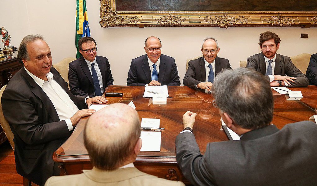 Com objetivo de enfrentar a crise econômica, governadores do Sudeste elaboraram pauta de reivindicações que vai ser levada ao Congresso Nacional e à Presidência da República; governador do Rio de Janeiro, Luiz Fernando Pezão, ressaltou que não há intenção de fugir do ajuste fiscal do governo federal; Paulo Hartung, do Espírito Santo, citou o impacto da redução de investimentos anunciada pela Petrobras; já o governador de São Paulo, Geraldo Alckmin, afirmou que o momento é priorizar áreas que gerem mais empregos; Fernando PImentel, de Minas Gerais, também destacou que o objetivo das sugestões é somar forças para preservar trabalho e renda para os brasileiros (Foto: Roberta Namour) Com objetivo de enfrentar a crise econômica, governadores do Sudeste elaboraram pauta de reivindicações que vai ser levada ao Congresso Nacional e à Presidência da República; governador do Rio de Janeiro, Luiz Fernando Pezão, ressaltou que não há intenção de fugir do ajuste fiscal do governo federal; Paulo Hartung, do Espírito Santo, citou o impacto da redução de investimentos anunciada pela Petrobras; já o governador de São Paulo, Geraldo Alckmin, afirmou que o momento é priorizar áreas que gerem mais empregos; Fernando PImentel, de Minas Gerais, também destacou que o objetivo das sugestões é somar forças para preservar trabalho e renda para os brasileiros