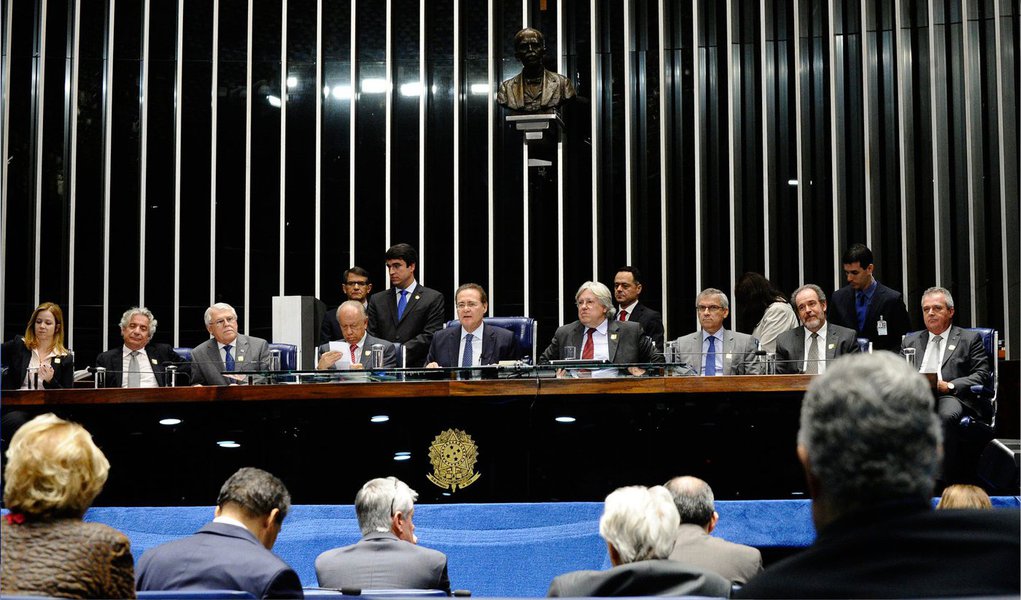 Os senadores aprovaram nesta terça (30) o projeto de lei que corrige os valores mensais da tabela do Imposto de Renda da pessoa física; editada pelo Executivo como alternativa ao veto de projeto anterior que assegurava reajuste linear de 6,5% para todas as faixas salariais, a MP prevê correção que varia de 4,5% a 6,5%, em vigor desde abril deste ano; matéria irá á sanção presidencial (Foto: Valter Lima) Os senadores aprovaram nesta terça (30) o projeto de lei que corrige os valores mensais da tabela do Imposto de Renda da pessoa física; editada pelo Executivo como alternativa ao veto de projeto anterior que assegurava reajuste linear de 6,5% para todas as faixas salariais, a MP prevê correção que varia de 4,5% a 6,5%, em vigor desde abril deste ano; matéria irá á sanção presidencial
