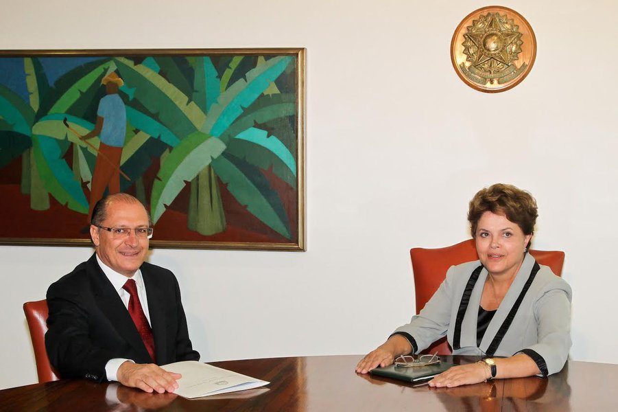 "Com muito pesar e tristeza, apresento ao governador Geraldo Alckmin e à sua esposa, senhora Maria Lúcia Alckmin, meus sinceros e profundos pêsames pela morte de seu filho Thomaz Alckmin, que estava entre as vítimas do trágico acidente de helicóptero, ocorrido em São Paulo", disse, em nota, a presidente Dilma Rousseff; Lula e Marisa Letícia também divulgaram nota; "Diante de uma tragédia onde não há palavras que possam confortar pais, esposas e filhos, estendemos nosso abraço e nossa fé que os entes queridos permanecerão para sempre conosco na paz de Deus e em nossos corações", disseram (Foto: Leonardo Attuch) "Com muito pesar e tristeza, apresento ao governador Geraldo Alckmin e à sua esposa, senhora Maria Lúcia Alckmin, meus sinceros e profundos pêsames pela morte de seu filho Thomaz Alckmin, que estava entre as vítimas do trágico acidente de helicóptero, ocorrido em São Paulo", disse, em nota, a presidente Dilma Rousseff; Lula e Marisa Letícia também divulgaram nota; "Diante de uma tragédia onde não há palavras que possam confortar pais, esposas e filhos, estendemos nosso abraço e nossa fé que os entes queridos permanecerão para sempre conosco na paz de Deus e em nossos corações", disseram