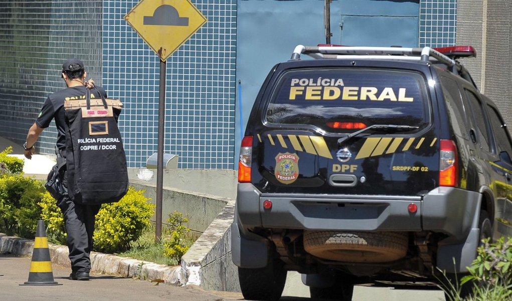 Foram confiscados oito imóveis em Brasília e apreendidos R$ 70 mil em diversas moedas na casa de um servidor no Rio de Janeiro; operação visa investigar suspeita de fraude na renovação do contrato de gerenciamento do Sistema de Controle de Bebidas (Sicobe); segundo a PF, em um primeiro momento, os crimes apurados são de associação criminosa, fraude em licitação e corrupção (Foto: Gisele Federicce) Foram confiscados oito imóveis em Brasília e apreendidos R$ 70 mil em diversas moedas na casa de um servidor no Rio de Janeiro; operação visa investigar suspeita de fraude na renovação do contrato de gerenciamento do Sistema de Controle de Bebidas (Sicobe); segundo a PF, em um primeiro momento, os crimes apurados são de associação criminosa, fraude em licitação e corrupção