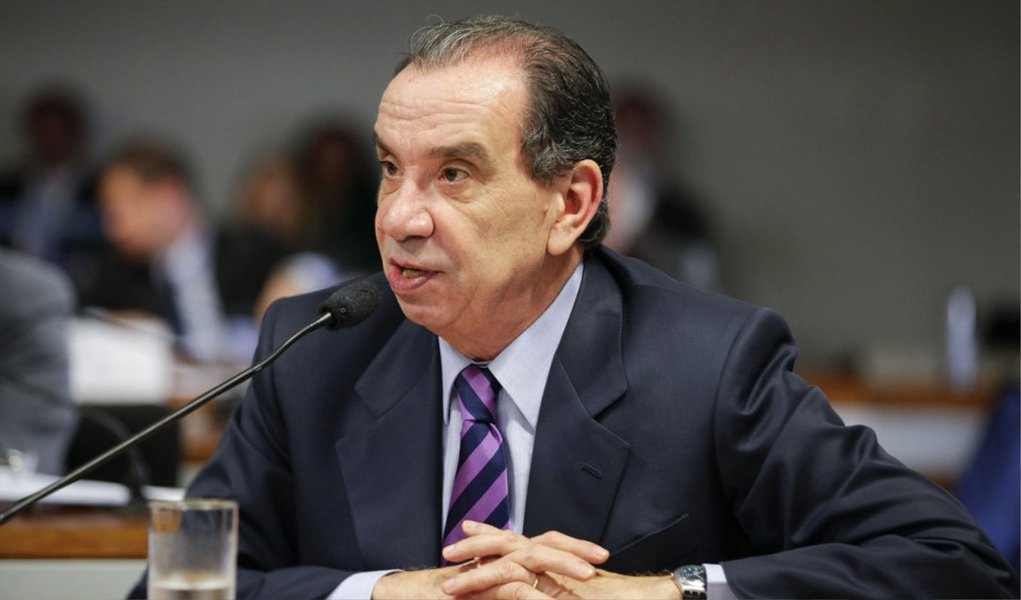 Senador tucano diz que colegas do PSB "devem explicações à opinião pública pela vergonhosa retirada de suas assinaturas" ao requerimento da CPI dos fundos de pensão, que foi arquivada hoje depois que sete senadores retiraram seu apoio, sendo seis do PSB; para Aloysio Nunes, episódio foi "ato indesculpável" e mostra uma "independência 'pusilânime'" (Foto: Gisele Federicce) Senador tucano diz que colegas do PSB "devem explicações à opinião pública pela vergonhosa retirada de suas assinaturas" ao requerimento da CPI dos fundos de pensão, que foi arquivada hoje depois que sete senadores retiraram seu apoio, sendo seis do PSB; para Aloysio Nunes, episódio foi "ato indesculpável" e mostra uma "independência 'pusilânime'"