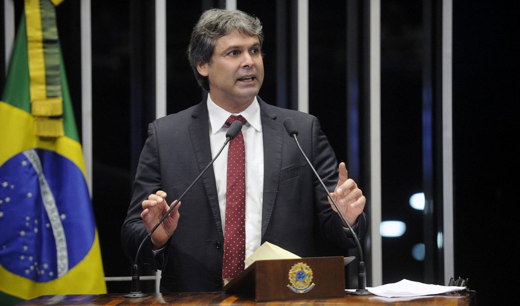 O senador Lindbergh Farias (PT-RJ) disse que o projeto do senador José Serra (PSDB-SP), que tira da Petrobras o status de operadora única do pré-sal, não pode ser votado rapidamente; parlamentares discutem a proposta nesta terça-feira (30) com a presença de especialistas; segundo o petista, há interesses de petroleiras norte-americanas na votação e acrescentou que não procedem os argumentos de que a Petrobras não tem dinheiro para explorar o pré-sal, lembrando que os leilões ocorrerão somente no próximo ano e que nenhuma empresa faz um investimento desse porte sem financiamentos internacionais (Foto: Leonardo Lucena) O senador Lindbergh Farias (PT-RJ) disse que o projeto do senador José Serra (PSDB-SP), que tira da Petrobras o status de operadora única do pré-sal, não pode ser votado rapidamente; parlamentares discutem a proposta nesta terça-feira (30) com a presença de especialistas; segundo o petista, há interesses de petroleiras norte-americanas na votação e acrescentou que não procedem os argumentos de que a Petrobras não tem dinheiro para explorar o pré-sal, lembrando que os leilões ocorrerão somente no próximo ano e que nenhuma empresa faz um investimento desse porte sem financiamentos internacionais