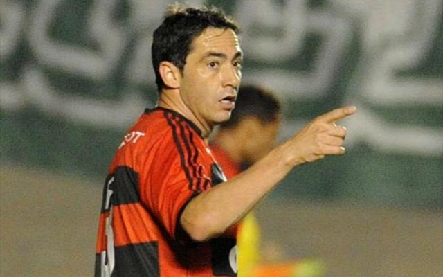 "Sim, é verdade que eu recebi uma ligação de uma pessoa do Palmeiras. Mas eu não jogaria no Palmeiras... Não jogaria lá porque tenho um grande carinho pelo Corinthians", disse o zagueiro (Foto: Luis Mauro Queiroz) "Sim, é verdade que eu recebi uma ligação de uma pessoa do Palmeiras. Mas eu não jogaria no Palmeiras... Não jogaria lá porque tenho um grande carinho pelo Corinthians", disse o zagueiro