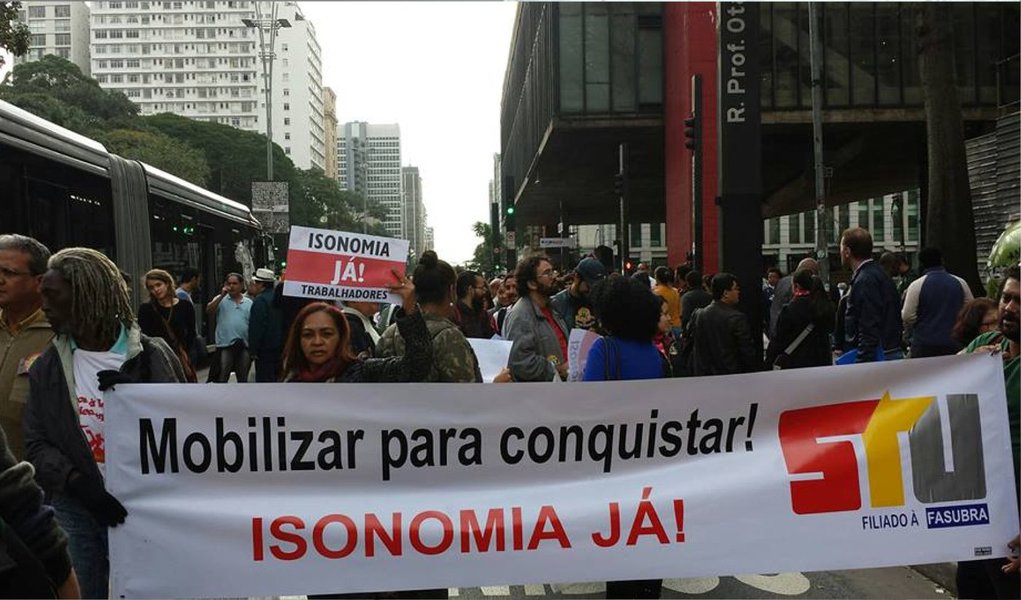 Um ato público para reivindicar reajuste salarial e melhores condições de trabalho dos professores e servidores das três universidades públicas estaduais de São Paulo está sendo realizado na tarde desta quinta-feira, 14; com uma concentração no vão livre do Museu de Arte de São Paulo (Masp), seguida de caminhada pela Avenida Paulista e pela Rua Itapeva, onde está localizada a sede do Conselho dos Reitores das Universidades do Estado de São Paulo (Cruesp); o grupo protesta contra a proposta do governador de São Paulo Geraldo Alckmin (PSDB), que foi encaminhada para a Assembleia Legislativa, para estabelecer um teto máximo de repasse de verba para as universidades (Foto: Aquiles Lins) Um ato público para reivindicar reajuste salarial e melhores condições de trabalho dos professores e servidores das três universidades públicas estaduais de São Paulo está sendo realizado na tarde desta quinta-feira, 14; com uma concentração no vão livre do Museu de Arte de São Paulo (Masp), seguida de caminhada pela Avenida Paulista e pela Rua Itapeva, onde está localizada a sede do Conselho dos Reitores das Universidades do Estado de São Paulo (Cruesp); o grupo protesta contra a proposta do governador de São Paulo Geraldo Alckmin (PSDB), que foi encaminhada para a Assembleia Legislativa, para estabelecer um teto máximo de repasse de verba para as universidades