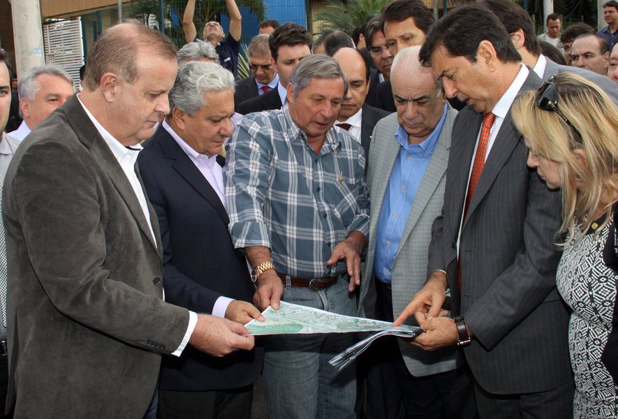 Serão investidos cerca de R$ 500 milhões na implantação de viadutos, pontes e outras intervenções, além da construção do Anel Viário Leste, que desviará o trânsito da rodovia para fora do espaço urbano de Goiânia e Aparecida; a prioridade será a construção de um viaduto que dará acesso ao novo terminal do Aeroporto de Goiânia; outros equipamentos serão erguidos, um nos fundos da Celg, outro na divisa dos dois municípios, próximo ao trevo que dá acesso ao Parque das Laranjeiras, e ainda um quarto próximo ao centro de Aparecida; todas as obras, a cargo da concessionária Triunfo, deverão serão feitas de modo a não interromper o tráfego na BR-153 (Foto: Realle Palazzo-Martini) Serão investidos cerca de R$ 500 milhões na implantação de viadutos, pontes e outras intervenções, além da construção do Anel Viário Leste, que desviará o trânsito da rodovia para fora do espaço urbano de Goiânia e Aparecida; a prioridade será a construção de um viaduto que dará acesso ao novo terminal do Aeroporto de Goiânia; outros equipamentos serão erguidos, um nos fundos da Celg, outro na divisa dos dois municípios, próximo ao trevo que dá acesso ao Parque das Laranjeiras, e ainda um quarto próximo ao centro de Aparecida; todas as obras, a cargo da concessionária Triunfo, deverão serão feitas de modo a não interromper o tráfego na BR-153