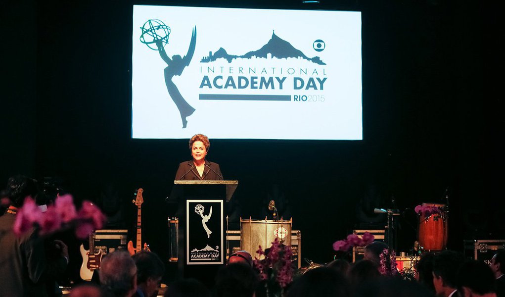 No discurso de abertura de evento em comemoração do Dia Internacional da Academia das Artes e Ciências Televisivas, presidente Dilma Rousseff defende a liberdade de manifestação “para que a sociedade e os cidadãos possam se expressar por meio das diferentes mídias sem qualquer pressão do Estado e ou bloqueio econômico”; 'Prefiro os ruídos e críticas normais da democracia ao silêncio imposto ou obsequiosamente aceito nas ditaduras', completou; ela também disse ter orgulho da aprovação do marco civil da internet e que a convergência das mídias é um dos maiores acontecimentos em andamento neste século (Foto: Roberta Namour) No discurso de abertura de evento em comemoração do Dia Internacional da Academia das Artes e Ciências Televisivas, presidente Dilma Rousseff defende a liberdade de manifestação “para que a sociedade e os cidadãos possam se expressar por meio das diferentes mídias sem qualquer pressão do Estado e ou bloqueio econômico”; 'Prefiro os ruídos e críticas normais da democracia ao silêncio imposto ou obsequiosamente aceito nas ditaduras', completou; ela também disse ter orgulho da aprovação do marco civil da internet e que a convergência das mídias é um dos maiores acontecimentos em andamento neste século