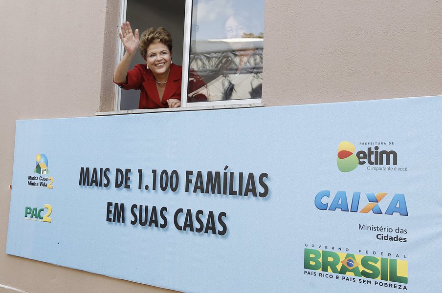 A presidente Dilma Rousseff estará em Juazeiro, no Vale do São Francisco, na sexta-feira (14) para inaugurar mais um empreendimento do programa Minha Casa, Minha Vida; quem informa é Rui Costa, no seu programa semanal de rádio, o 'Digaí, Governador!'; na sexta à tarde, Dilma participa de dois fóruns, abrindo espaço tanto para apresentar os projetos de governo na Bahia como para ouvir dos empresários e do movimento social sugestões para o governo (Foto: Romulo Faro) A presidente Dilma Rousseff estará em Juazeiro, no Vale do São Francisco, na sexta-feira (14) para inaugurar mais um empreendimento do programa Minha Casa, Minha Vida; quem informa é Rui Costa, no seu programa semanal de rádio, o 'Digaí, Governador!'; na sexta à tarde, Dilma participa de dois fóruns, abrindo espaço tanto para apresentar os projetos de governo na Bahia como para ouvir dos empresários e do movimento social sugestões para o governo