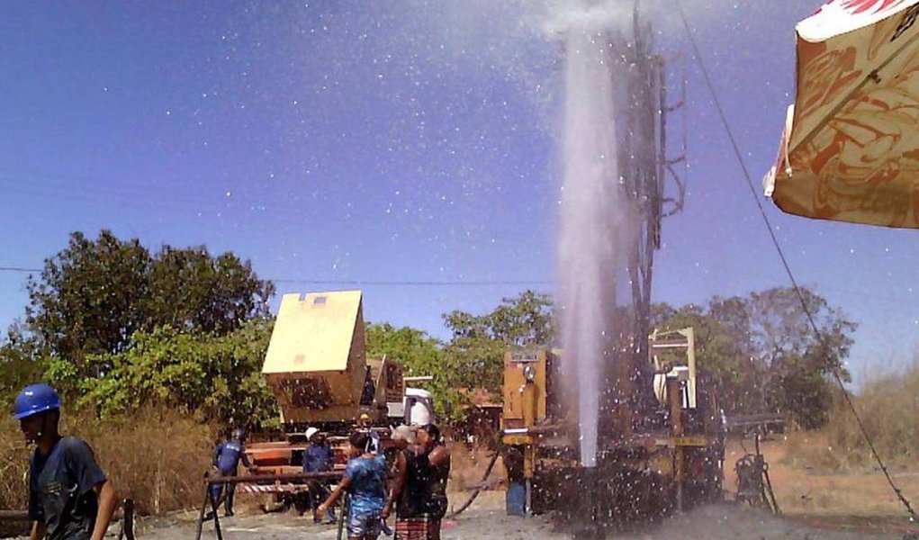 O governo do Estado, por meio da Agência Tocantinense de Saneamento (ATS) entrega nesta sexta-feira, 27, um sistema coletivo de abastecimento de água ao povoado de Alto Real, do município de São Miguel do Tocantins; sistema possui um volume de quase 20 mil litros por hora e faz parte da primeira etapa do programa Água para Todos/Tocantins sem sede, que estava paralisado e foi reativado nesta gestão, viabilizando água potável às 32 famílias do povoado (Foto: Aquiles Lins) O governo do Estado, por meio da Agência Tocantinense de Saneamento (ATS) entrega nesta sexta-feira, 27, um sistema coletivo de abastecimento de água ao povoado de Alto Real, do município de São Miguel do Tocantins; sistema possui um volume de quase 20 mil litros por hora e faz parte da primeira etapa do programa Água para Todos/Tocantins sem sede, que estava paralisado e foi reativado nesta gestão, viabilizando água potável às 32 famílias do povoado