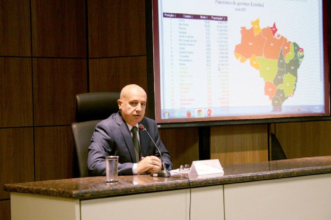 Controladoria-Geral da União (CGU) lançou índice que mede a transparência pública em estados e municípios brasileiros; Goiás ficou na oitava colocação, com 8,89; apesar da nota razoável, o projeto nacional de Marconi Perillo impõe que o governo fique sempre na ponta considerando que transparência é um dos temas que dominam o debate público; neste quarto mandato, Marconi reforçou que seu objetivo era criar condições para que toda ações do governo fossem acessíveis à população, demonstrando transparência total ao cidadão goiano (Foto: José Barbacena) Controladoria-Geral da União (CGU) lançou índice que mede a transparência pública em estados e municípios brasileiros; Goiás ficou na oitava colocação, com 8,89; apesar da nota razoável, o projeto nacional de Marconi Perillo impõe que o governo fique sempre na ponta considerando que transparência é um dos temas que dominam o debate público; neste quarto mandato, Marconi reforçou que seu objetivo era criar condições para que toda ações do governo fossem acessíveis à população, demonstrando transparência total ao cidadão goiano