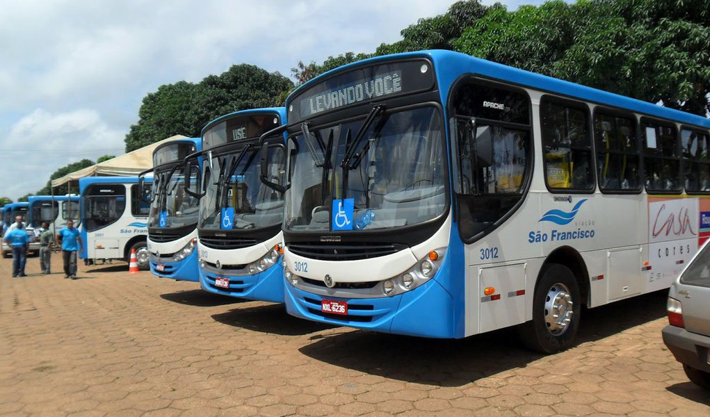 O Sindicato dos Rodoviários ameaça paralisar o sistema de transporte coletivo de São Luís, por tempo indeterminado, na madrugada de quarta-feira (25); em comunicado, entregue ao Sindicado das Empresas, os representantes dos rodoviários alegam que os patrões não estão pagando 40% dos salários até o dia 20 de cada mês, como definido na última convenção coletiva de trabalho (Foto: Leonardo Lucena) O Sindicato dos Rodoviários ameaça paralisar o sistema de transporte coletivo de São Luís, por tempo indeterminado, na madrugada de quarta-feira (25); em comunicado, entregue ao Sindicado das Empresas, os representantes dos rodoviários alegam que os patrões não estão pagando 40% dos salários até o dia 20 de cada mês, como definido na última convenção coletiva de trabalho