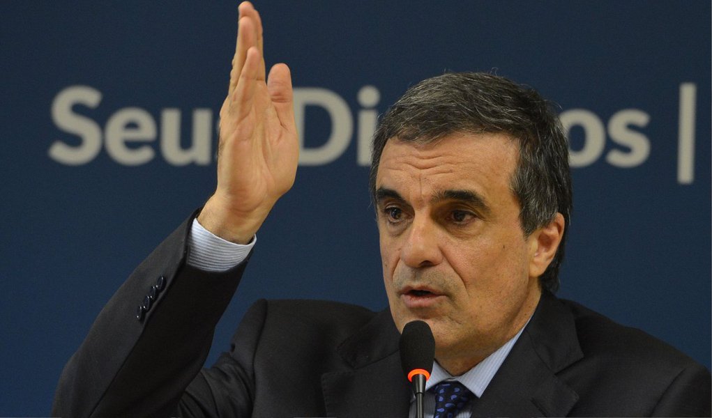 O ministro da Justiça, José Eduardo Cardozo, minimizou os números da pesquisa CNI/Ibope que mostra que 68% da população consideram o governo Dilma Rousseff ruim ou péssimo; "Eu sempre digo que pesquisas são retratos de momento. Cansei de dizer isso quando o governo da presidenta era bem avaliado. Tenho certeza de que isso é passageiro", disse; ele afirmou ainda que o governo “está no caminho certo” e que os ajustes na economia vão levar a presidente a uma avaliação positiva (Foto: Valter Lima) O ministro da Justiça, José Eduardo Cardozo, minimizou os números da pesquisa CNI/Ibope que mostra que 68% da população consideram o governo Dilma Rousseff ruim ou péssimo; "Eu sempre digo que pesquisas são retratos de momento. Cansei de dizer isso quando o governo da presidenta era bem avaliado. Tenho certeza de que isso é passageiro", disse; ele afirmou ainda que o governo “está no caminho certo” e que os ajustes na economia vão levar a presidente a uma avaliação positiva