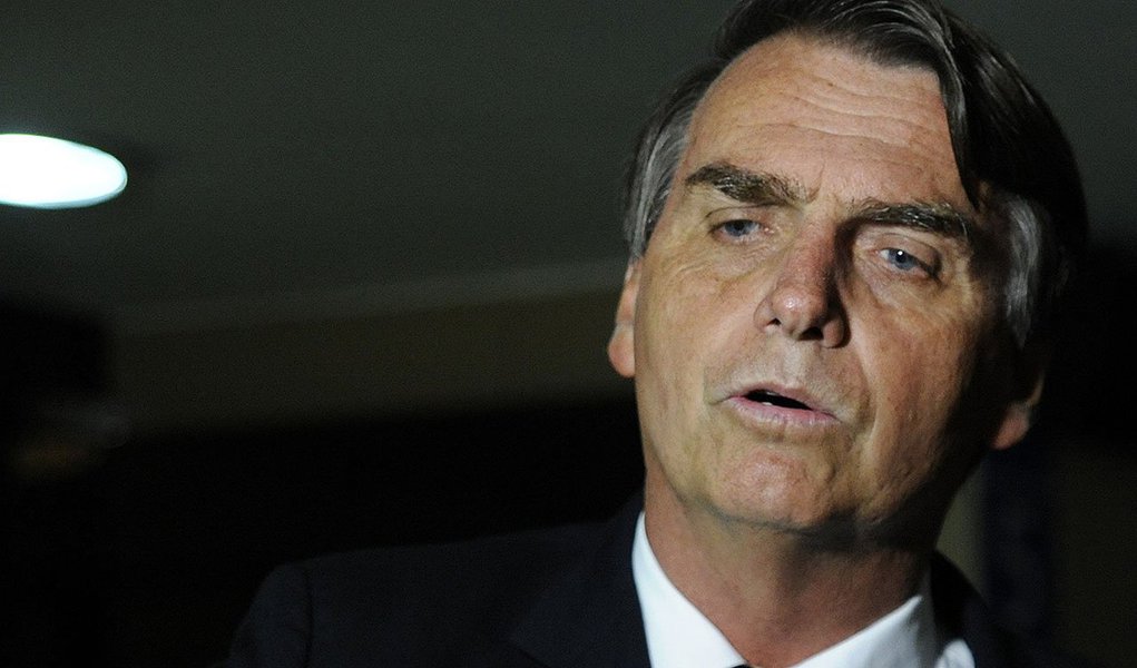 Deputado Jair Bolsonaro (PP-RJ) diz em artigo já ter sido tachado de homofóbico, racista e estuprador, afirma que muitos teriam a mesma reação no caso Maria do Rosário (PT-RS) e defende a ditadura militar: "devemos acreditar no PT, que rejeita qualquer investigação" no caso Celso Daniel, ou no Exército, que "salvou o país do comunismo em 1964?" (Foto: Gisele Federicce) Deputado Jair Bolsonaro (PP-RJ) diz em artigo já ter sido tachado de homofóbico, racista e estuprador, afirma que muitos teriam a mesma reação no caso Maria do Rosário (PT-RS) e defende a ditadura militar: "devemos acreditar no PT, que rejeita qualquer investigação" no caso Celso Daniel, ou no Exército, que "salvou o país do comunismo em 1964?"