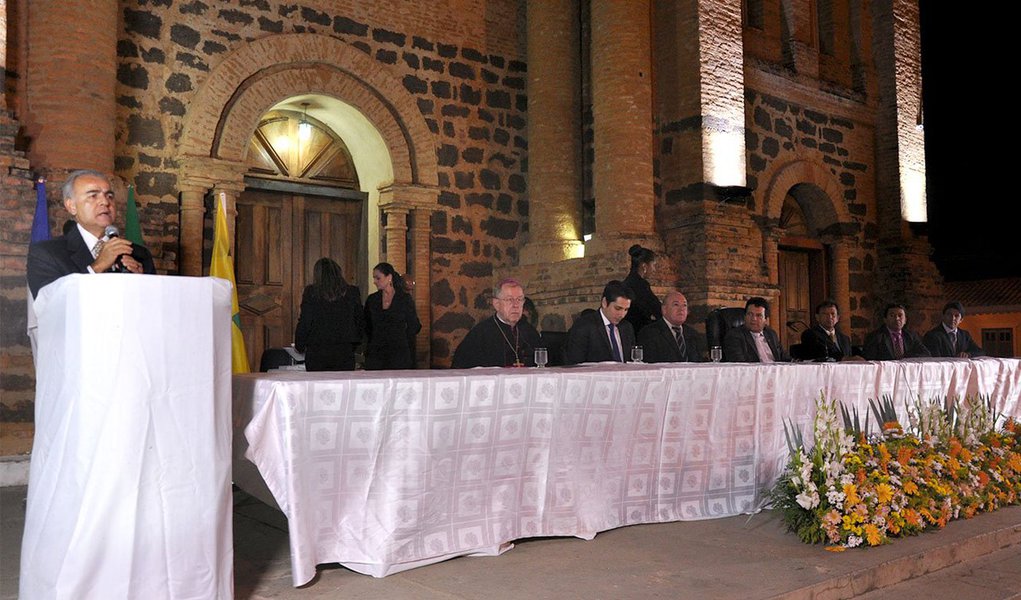 Durante sessão solene em homenagem à criação e instalação da Diocese de Porto Nacional, que contou com a participação de diversos deputados estaduais e autoridades, o deputado Paulo Mourão (PT) assinou protocolo de intenções de emendas parlamentares, destinando R$ 950 mil para as áreas da saúde, infraestrutura, educação, esportes e cultura do município (Foto: Aquiles Lins) Durante sessão solene em homenagem à criação e instalação da Diocese de Porto Nacional, que contou com a participação de diversos deputados estaduais e autoridades, o deputado Paulo Mourão (PT) assinou protocolo de intenções de emendas parlamentares, destinando R$ 950 mil para as áreas da saúde, infraestrutura, educação, esportes e cultura do município