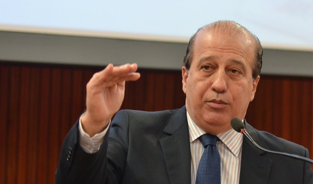 Presidente do Tribunal de Contas da União (TCU), Augusto Nardes, acredita que paralisar as obras que a União tem firmadas atualmente com as empreiteiras envolvidas em irregularidades com a Petrobras seria “muito negativo para o país”; segundo ele, a repactuação dos contratos atuais seria o caminho ideal; “Parar as obras como um todo seria um grande prejuízo para a nação”, disse (Foto: Valter Lima) Presidente do Tribunal de Contas da União (TCU), Augusto Nardes, acredita que paralisar as obras que a União tem firmadas atualmente com as empreiteiras envolvidas em irregularidades com a Petrobras seria “muito negativo para o país”; segundo ele, a repactuação dos contratos atuais seria o caminho ideal; “Parar as obras como um todo seria um grande prejuízo para a nação”, disse
