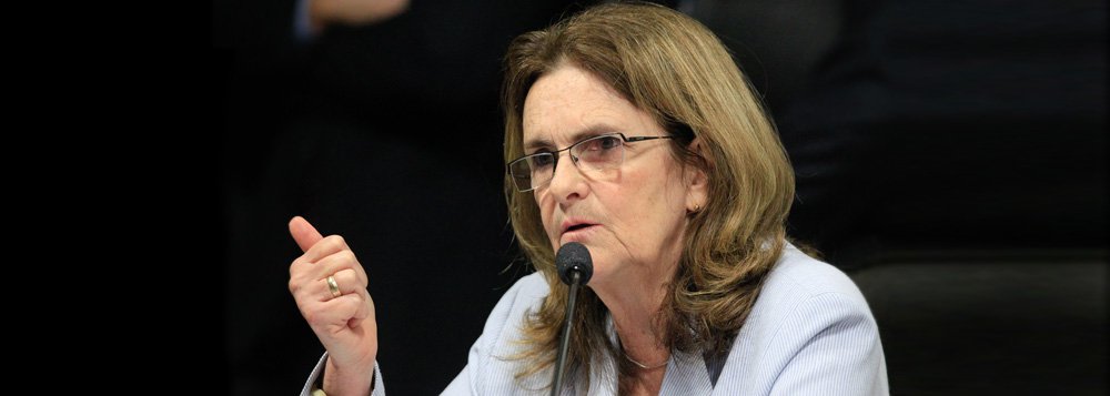 Presidente da Petrobras anuncia que diretor de compliance será escolhido a partir de lista tríplice por headhunter contratado na semana passada; durante café da manhã com jornalistas, Graça Foster confirmou ter colocado cargo à disposição da presidente Dilma Rousseff; "Hoje estou aqui presidente da Petrobras enquanto eu contar com a confiança da Presidência, e ela entender que eu deva ficar"; titular da companhia acentuou que pretende exercer papel de liderança para resgatar moral dos funcionários da empresa, abalado pelo escândalo da Operação Lava Jato (Foto: Ana Pupulin) Presidente da Petrobras anuncia que diretor de compliance será escolhido a partir de lista tríplice por headhunter contratado na semana passada; durante café da manhã com jornalistas, Graça Foster confirmou ter colocado cargo à disposição da presidente Dilma Rousseff; "Hoje estou aqui presidente da Petrobras enquanto eu contar com a confiança da Presidência, e ela entender que eu deva ficar"; titular da companhia acentuou que pretende exercer papel de liderança para resgatar moral dos funcionários da empresa, abalado pelo escândalo da Operação Lava Jato
