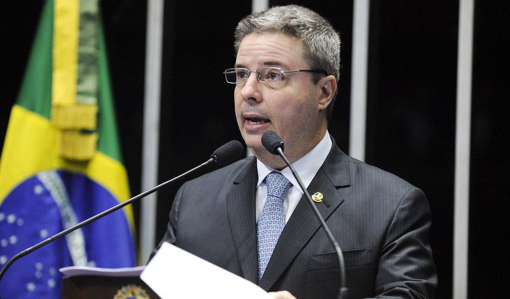 O senador Antônio Anastasia (PSDB-MG), único tucano a ter o pedido de inquérito aberto pela Procuradoria Geral da República junto ao Supremo Tribunal Federal (STF), usou a tribuna do Senado para negar estar envolvido no esquema de corrupção da Petrobras; Anastasia qualificou as acusações de que teria recebido R$ 1 milhão a mando do doleiro Alberto Youssef como sendo uma "infâmia" e uma "sórdida mentira" (Foto: Paulo Emílio) O senador Antônio Anastasia (PSDB-MG), único tucano a ter o pedido de inquérito aberto pela Procuradoria Geral da República junto ao Supremo Tribunal Federal (STF), usou a tribuna do Senado para negar estar envolvido no esquema de corrupção da Petrobras; Anastasia qualificou as acusações de que teria recebido R$ 1 milhão a mando do doleiro Alberto Youssef como sendo uma "infâmia" e uma "sórdida mentira"