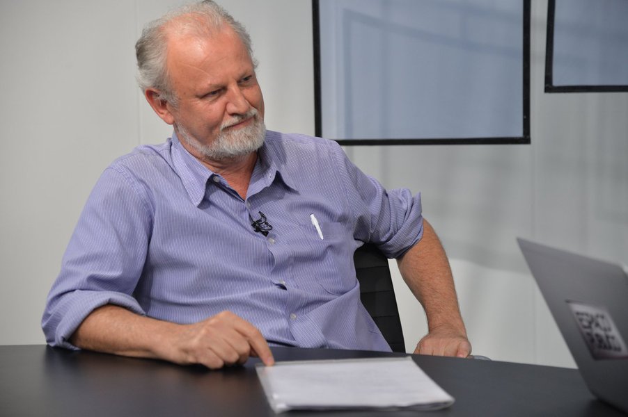 "Não é problema de defender governo, não. Nós vamos defender a democracia, a institucionalidade. Houve uma eleição legítima, uma maioria clara e essa institucionalidade para o bem do país e da democracia deve ser defendida", disse João Pedro Stédile, líder do MST; ele também falou sobre a expressão "exército", usada pelo ex-presidente Lula no ato realizado na Associação Brasileira de Imprensa, também em defesa da Petrobras; "A expressão exército é um verbete que se aplica a muitas coisas. ê contingente. E naquele ato o Lula animado chamou a gente de exército. O próprio (Karl) Marx chamava os pobres de exército industrial de reserva", afirmou (Foto: Leonardo Attuch) "Não é problema de defender governo, não. Nós vamos defender a democracia, a institucionalidade. Houve uma eleição legítima, uma maioria clara e essa institucionalidade para o bem do país e da democracia deve ser defendida", disse João Pedro Stédile, líder do MST; ele também falou sobre a expressão "exército", usada pelo ex-presidente Lula no ato realizado na Associação Brasileira de Imprensa, também em defesa da Petrobras; "A expressão exército é um verbete que se aplica a muitas coisas. ê contingente. E naquele ato o Lula animado chamou a gente de exército. O próprio (Karl) Marx chamava os pobres de exército industrial de reserva", afirmou
