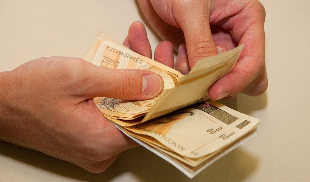 O Governo de Pernambuco irá injetar R$ 2,18bilhões na economia estadual por meio do pagamento do 13 º salário dos servidores estaduais, aposentados e pensionistas, além da folha salarial referente aos meses de novembro e dezembro; segundo o cronograma divulgado pelo governador João Lyra (PSB), o 13º será pago em uma parcela única entre os dias 11 e 12 de dezembro, representando uma movimentação de R$ 710 milhões; esta é a oitava vez consecutiva que o Estado antecipa o pagamento do 13º e da folha salarial de dezembro (Foto: Paulo Emílio) O Governo de Pernambuco irá injetar R$ 2,18bilhões na economia estadual por meio do pagamento do 13 º salário dos servidores estaduais, aposentados e pensionistas, além da folha salarial referente aos meses de novembro e dezembro; segundo o cronograma divulgado pelo governador João Lyra (PSB), o 13º será pago em uma parcela única entre os dias 11 e 12 de dezembro, representando uma movimentação de R$ 710 milhões; esta é a oitava vez consecutiva que o Estado antecipa o pagamento do 13º e da folha salarial de dezembro