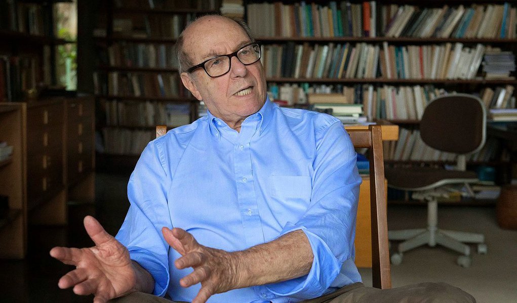 Filósofo José Arthur Giannotti (foto) diz não ver “situação nesse abismo” e afirma que tirar a presidente Dilma Rousseff da Presidência só fortaleceria o próprio PT, que “vai dizer que foi apeado do poder pelas forças reacionárias”; já o fundador do movimento Onda Azul, Humberto Laudares diz que impeachment é fuga; “não adianta nada. Os problemas econômicos não vão mudar. Dilma está pondo em xeque a teoria do presidencialismo forte, mas temos que desejar que melhore” (Foto: Roberta Namour) Filósofo José Arthur Giannotti (foto) diz não ver “situação nesse abismo” e afirma que tirar a presidente Dilma Rousseff da Presidência só fortaleceria o próprio PT, que “vai dizer que foi apeado do poder pelas forças reacionárias”; já o fundador do movimento Onda Azul, Humberto Laudares diz que impeachment é fuga; “não adianta nada. Os problemas econômicos não vão mudar. Dilma está pondo em xeque a teoria do presidencialismo forte, mas temos que desejar que melhore”