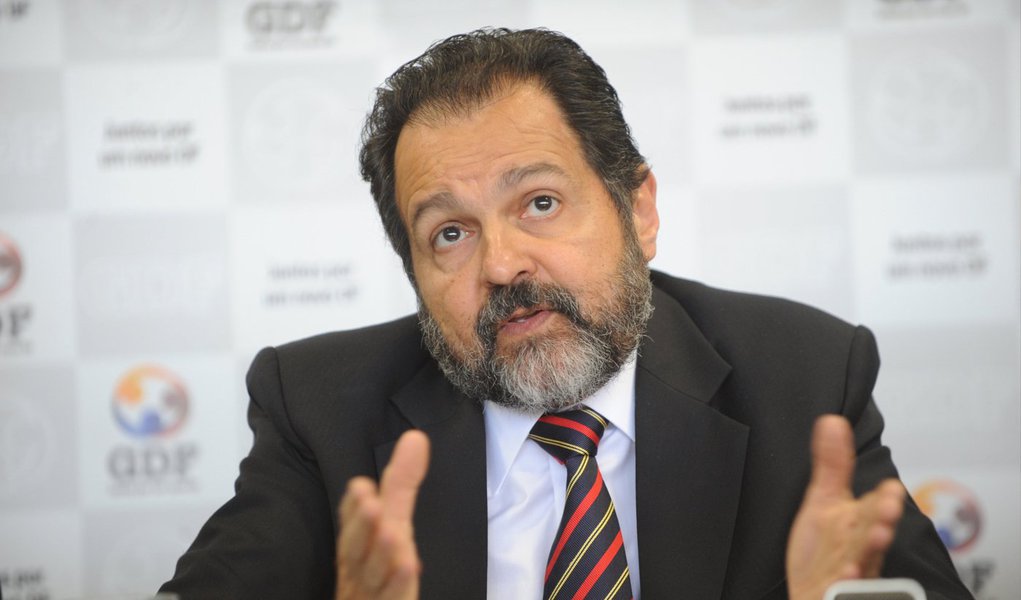 O Ministério Público do Distrito Federal entrou na Justiça com nove ações civis públicas contra o governador do DF, Agnelo Queiroz, por improbidade administrativa; segundo o ministério, a nomeação de pessoas com parentesco entre si para diversos cargos do Executivo local, o que configura prática de nepotismo; somadas as ações, a multa que o MP pede que seja aplicado ao governador é superior a R$ 2,5 milhões; a Secretaria de Comunicação do GDF afirmou que o governador "ainda não foi citado nos processos" (Foto: Leonardo Lucena) O Ministério Público do Distrito Federal entrou na Justiça com nove ações civis públicas contra o governador do DF, Agnelo Queiroz, por improbidade administrativa; segundo o ministério, a nomeação de pessoas com parentesco entre si para diversos cargos do Executivo local, o que configura prática de nepotismo; somadas as ações, a multa que o MP pede que seja aplicado ao governador é superior a R$ 2,5 milhões; a Secretaria de Comunicação do GDF afirmou que o governador "ainda não foi citado nos processos"