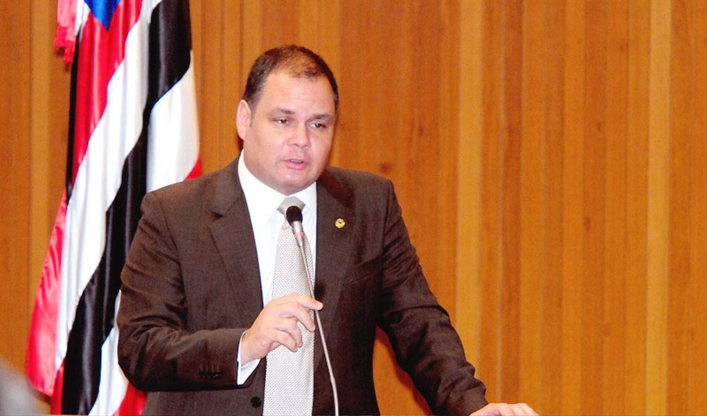 Líder do governo, deputado Rogério Cafeteira (PSC) critica a falta de consistência das denúncias formuladas pela oposição ao Governo Flávio Dino; o parlamentar lamentou que a oposição se apegue a coisas tão pequenas e sem substância para tentar denegrir uma administração séria e comprometida com as causas do povo do Maranhão; para Cafeteira, as acusações são bobas, futricas, nada que desabone a dignidade do governador que, segundo ele, está trabalhando com determinação para tentar resolver os problemas mais urgentes da população
(Foto: Leonardo Lucena) Líder do governo, deputado Rogério Cafeteira (PSC) critica a falta de consistência das denúncias formuladas pela oposição ao Governo Flávio Dino; o parlamentar lamentou que a oposição se apegue a coisas tão pequenas e sem substância para tentar denegrir uma administração séria e comprometida com as causas do povo do Maranhão; para Cafeteira, as acusações são bobas, futricas, nada que desabone a dignidade do governador que, segundo ele, está trabalhando com determinação para tentar resolver os problemas mais urgentes da população