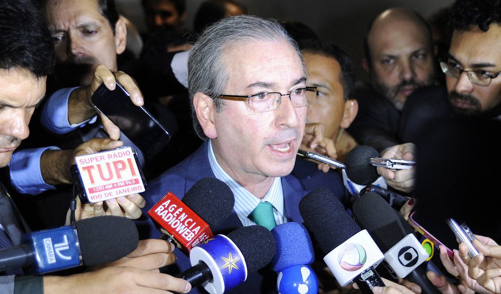 A ida do presidente da Câmara Federal, Eduardo Cunha (PMDB-RJ), à CPI da Petrobras pegou de surpresa os parlamentares presentes à sessão. Cunha disse que foi até a comissão para se colocar à "disposição para prestar esclarecimentos à CPI"; a ida de Cunha está relacionada ao fato dele ser um dos possíveis incluídos na lista enviada pela Procuradoria Geral da República ao Supremo Tribunal Federal (STF) para serem investigados por suposta participação em um esquema de corrupção na Petrobras; "Este parlamentar faz questão e está à disposição para prestar esclarecimentos à CPI", disse (Foto: Paulo Emílio) A ida do presidente da Câmara Federal, Eduardo Cunha (PMDB-RJ), à CPI da Petrobras pegou de surpresa os parlamentares presentes à sessão. Cunha disse que foi até a comissão para se colocar à "disposição para prestar esclarecimentos à CPI"; a ida de Cunha está relacionada ao fato dele ser um dos possíveis incluídos na lista enviada pela Procuradoria Geral da República ao Supremo Tribunal Federal (STF) para serem investigados por suposta participação em um esquema de corrupção na Petrobras; "Este parlamentar faz questão e está à disposição para prestar esclarecimentos à CPI", disse