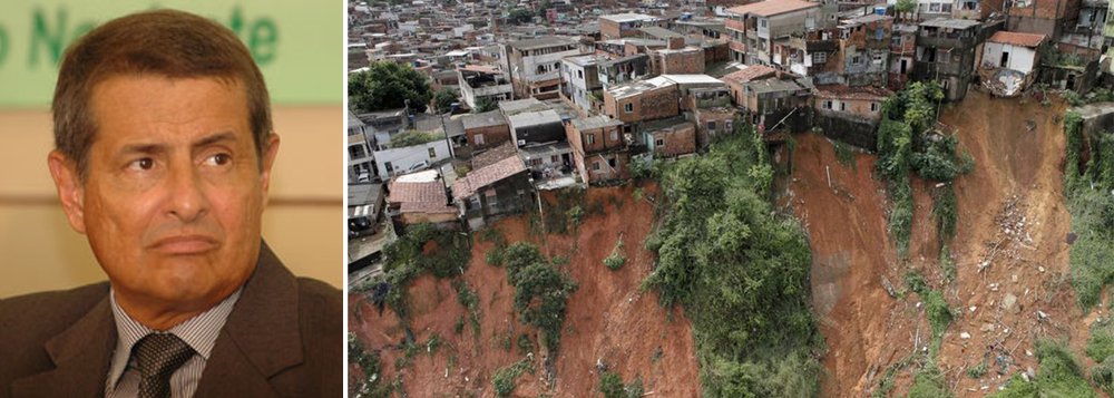 O secretário de Infraestrutura de Salvador, Paulo Fontana, afirma que a prefeitura está enfrentando com recursos próprios as obras de recuperação das encostas que estão em áreas de risco; "Se a prefeitura não tivesse com as contas equilibradas, não teríamos condições de enfrentar os estragos causados pelas chuvas. A burocracia do governo federal e a forma como a gestão passada enfrentou o problema nos atrapalhou, mas estamos resolvendo e fazendo obras que são fundamentais para a população", diz Fontana (Foto: Romulo Faro) O secretário de Infraestrutura de Salvador, Paulo Fontana, afirma que a prefeitura está enfrentando com recursos próprios as obras de recuperação das encostas que estão em áreas de risco; "Se a prefeitura não tivesse com as contas equilibradas, não teríamos condições de enfrentar os estragos causados pelas chuvas. A burocracia do governo federal e a forma como a gestão passada enfrentou o problema nos atrapalhou, mas estamos resolvendo e fazendo obras que são fundamentais para a população", diz Fontana