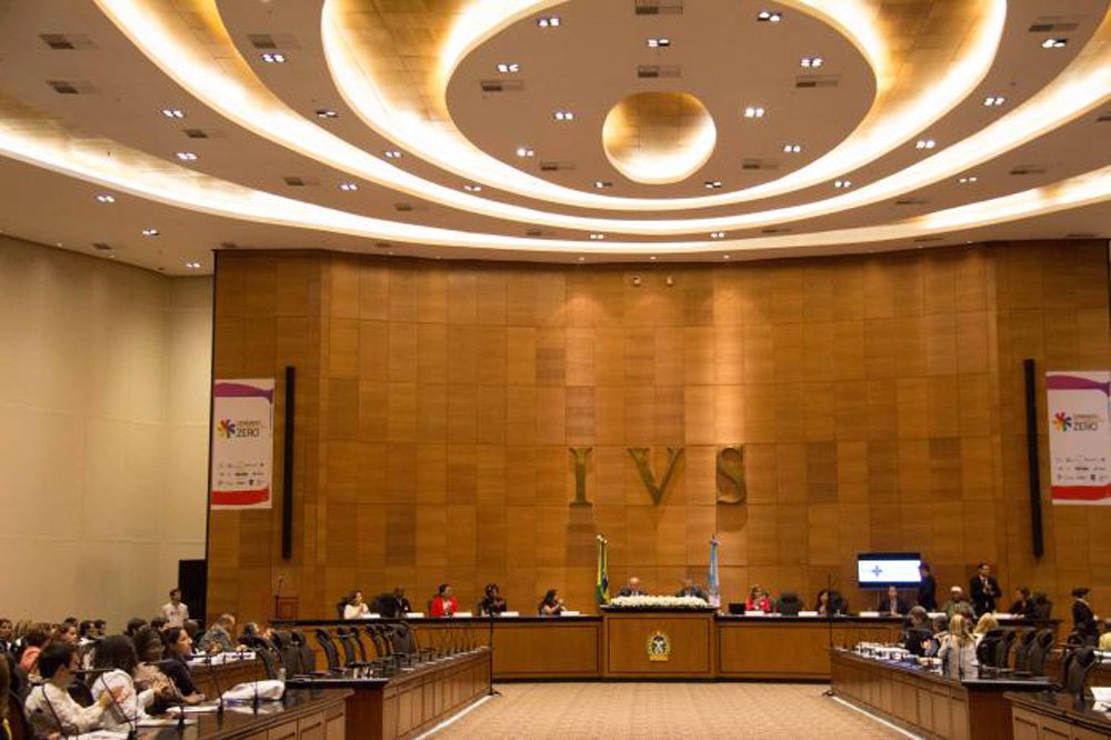 Magistrados, autoridades governamentais e lideranças de movimentos sociais participaram do seminário "Discriminação Zero", para discutirem formas de combate à discriminação, com o objetivo de lutar pelo direito da sociedade a uma vida com dignidade, independente da origem, orientação sexual, identidade de gênero ou raça; o evento contou, ainda, com as participações da fundadora da Sociedade Viva Cazuza, Lucinha Araújo, da atriz e poetisa Elisa Lucinda e da cantora e atriz transexual Jane de Castro, que abriu o seminário interpretando o Hino Nacional (Foto: Leonardo Lucena) Magistrados, autoridades governamentais e lideranças de movimentos sociais participaram do seminário "Discriminação Zero", para discutirem formas de combate à discriminação, com o objetivo de lutar pelo direito da sociedade a uma vida com dignidade, independente da origem, orientação sexual, identidade de gênero ou raça; o evento contou, ainda, com as participações da fundadora da Sociedade Viva Cazuza, Lucinha Araújo, da atriz e poetisa Elisa Lucinda e da cantora e atriz transexual Jane de Castro, que abriu o seminário interpretando o Hino Nacional