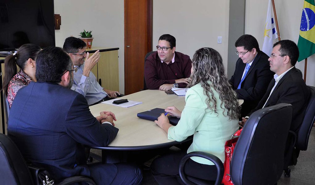 Durante reunião com a reitora da Fundação Universidade do Tocantins (Unitins), Elizângela Glória Cardoso e técnicos da instituição, o secretário de Administração, Geferson Barros afirmou que o governo deve enviar para a Assembleia Legislativa o projeto de lei com a data-base dos servidores da Unitins; "Com a Minuta concluída, encaminharemos a Casa Civil para seja enviado à Assembleia Legislativa, para apreciação", explicou; estimativa é que 437 servidores da Unitins recebam a data-base e o impacto financeiro estimado é de R$ 211 mil mensal (Foto: Aquiles Lins) Durante reunião com a reitora da Fundação Universidade do Tocantins (Unitins), Elizângela Glória Cardoso e técnicos da instituição, o secretário de Administração, Geferson Barros afirmou que o governo deve enviar para a Assembleia Legislativa o projeto de lei com a data-base dos servidores da Unitins; "Com a Minuta concluída, encaminharemos a Casa Civil para seja enviado à Assembleia Legislativa, para apreciação", explicou; estimativa é que 437 servidores da Unitins recebam a data-base e o impacto financeiro estimado é de R$ 211 mil mensal
