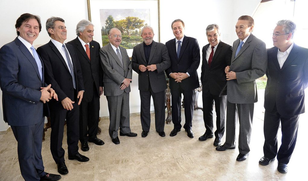 Ex-presidente Luiz Inácio Lula da Silva disse hoje (30) a líderes da base aliada no Senado que a presidente Dilma Rousseff deveria reunir os Poderes para "encontrar saídas" para o Brasil; segundo o presidente do Senado, Renan Calheiros (PMDB-AL), durante café da manhã com senadores governistas, Lula também debateu reforma política e criticou a possibilidade do fim da reeleição, aprovada pela Câmara dos Deputados; "Conversamos só sobre reforma política. Ele, me parece que veio em missão de paz, e colaborou bastante com as discussões", disse Renan
(Foto: Paulo Emílio)
Ex-presidente Luiz Inácio Lula da Silva disse hoje (30) a líderes da base aliada no Senado que a presidente Dilma Rousseff deveria reunir os Poderes para "encontrar saídas" para o Brasil; segundo o presidente do Senado, Renan Calheiros (PMDB-AL), durante café da manhã com senadores governistas, Lula também debateu reforma política e criticou a possibilidade do fim da reeleição, aprovada pela Câmara dos Deputados; "Conversamos só sobre reforma política. Ele, me parece que veio em missão de paz, e colaborou bastante com as discussões", disse Renan