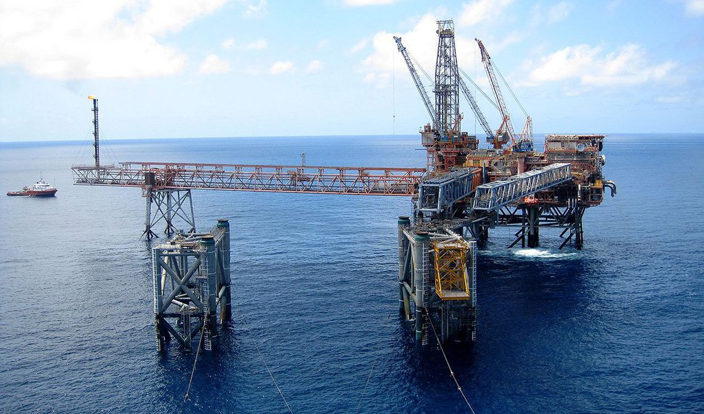 Se a previsão da Agência Nacional do Petróleo, Gás Natural e Biocombustíveis (ANP) for confirmada, o país produziria cerca de 4,4 milhões de barris/dia em até dez anos, ante 2,2 milhões de barris/dia no ano passado; somente a Petrobras previu produzir 4,2 milhões de barris/dia de petróleo, mas em 2020, segundo seu último plano de negócios, que está sendo revisado (Foto: Roberta Namour) Se a previsão da Agência Nacional do Petróleo, Gás Natural e Biocombustíveis (ANP) for confirmada, o país produziria cerca de 4,4 milhões de barris/dia em até dez anos, ante 2,2 milhões de barris/dia no ano passado; somente a Petrobras previu produzir 4,2 milhões de barris/dia de petróleo, mas em 2020, segundo seu último plano de negócios, que está sendo revisado