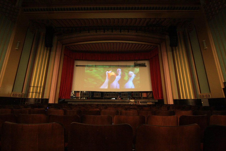 Os ingressos para as sessões de cinema terão o valor de R$ 6 (inteira) e R$ 3 (meia), com exceção das sessões Maratona, que terá valores diferentes: R$ 12 (inteira) e R$ 6 (meia), por se tratar de um único passe para ver três ou mais filmes de uma série ou temática. Serão disponibilizados 1050 ingressos (Foto: Renata Paiva) Os ingressos para as sessões de cinema terão o valor de R$ 6 (inteira) e R$ 3 (meia), com exceção das sessões Maratona, que terá valores diferentes: R$ 12 (inteira) e R$ 6 (meia), por se tratar de um único passe para ver três ou mais filmes de uma série ou temática. Serão disponibilizados 1050 ingressos