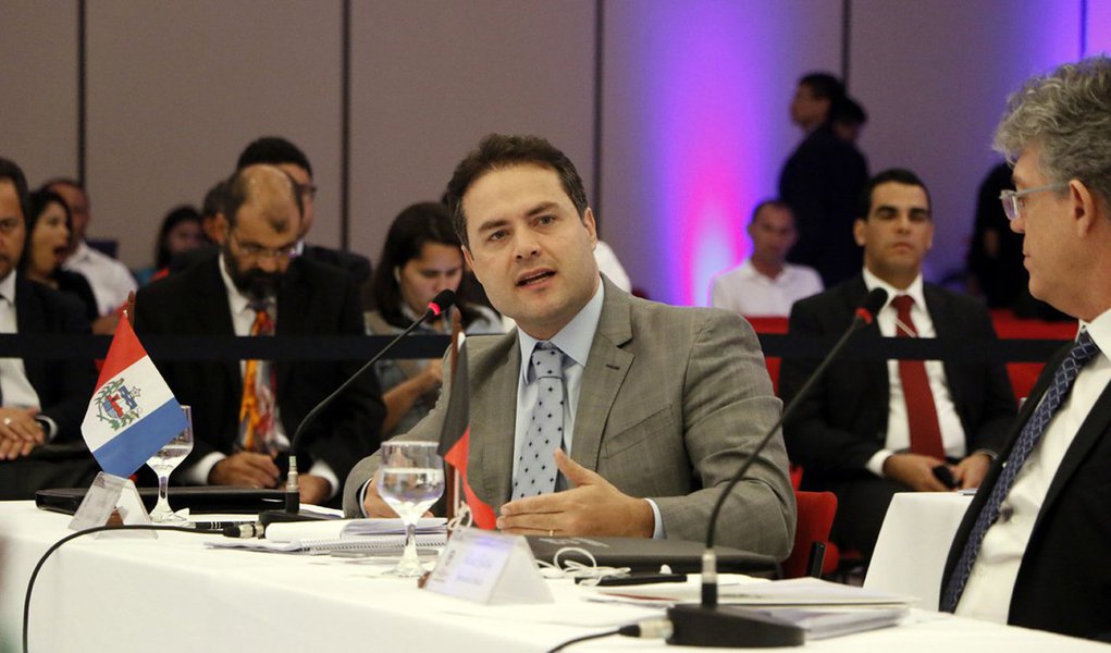 Como forma de uma saída viável para a questão dos impostos no país, o governador de Alagoas, Renan Filho (PMDB), está defendendo a implantação do imposto sobre o valor agregado único; ele avalia que, uma reforma tributária, “talvez com uma alíquota estadual e uma outra federal, pode garantir um sistema um pouco mais previsível na economia” (Foto: Voney Malta) Como forma de uma saída viável para a questão dos impostos no país, o governador de Alagoas, Renan Filho (PMDB), está defendendo a implantação do imposto sobre o valor agregado único; ele avalia que, uma reforma tributária, “talvez com uma alíquota estadual e uma outra federal, pode garantir um sistema um pouco mais previsível na economia”