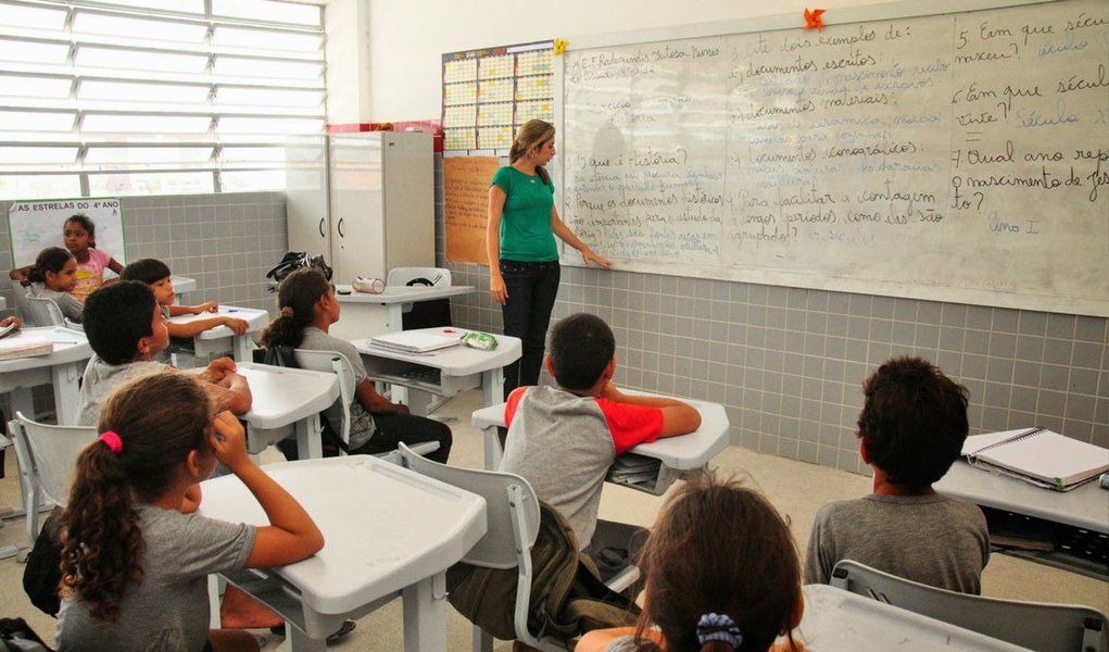 O Ministério da Educação informou, há pouco, que o piso salarial do magistério terá aumento de 13,01%. Com o reajuste, o salário inicial passará para R$ 1.917,78 a partir deste mês; cálculo está previsto na Lei do Piso (Lei 11.738/2008), que vincula o aumento ao percentual de crescimento do valor anual mínimo por aluno, referente aos anos iniciais do ensino fundamental urbano; novo montante é relativo ao salário inicial dos professores de escola pública, com formação de nível médio e jornada de trabalho de 40 horas semanais (Foto: Romulo Faro) www.brasil247.com - O Ministério da Educação informou, há pouco, que o piso salarial do magistério terá aumento de 13,01%. Com o reajuste, o salário inicial passará para R$ 1.917,78 a partir deste mês; cálculo está previsto na Lei do Piso (Lei 11.738/2008), que vincula o aumento ao percentual de crescimento do valor anual mínimo por aluno, referente aos anos iniciais do ensino fundamental urbano; novo montante é relativo ao salário inicial dos professores de escola pública, com formação de nível médio e jornada de trabalho de 40 horas semanais