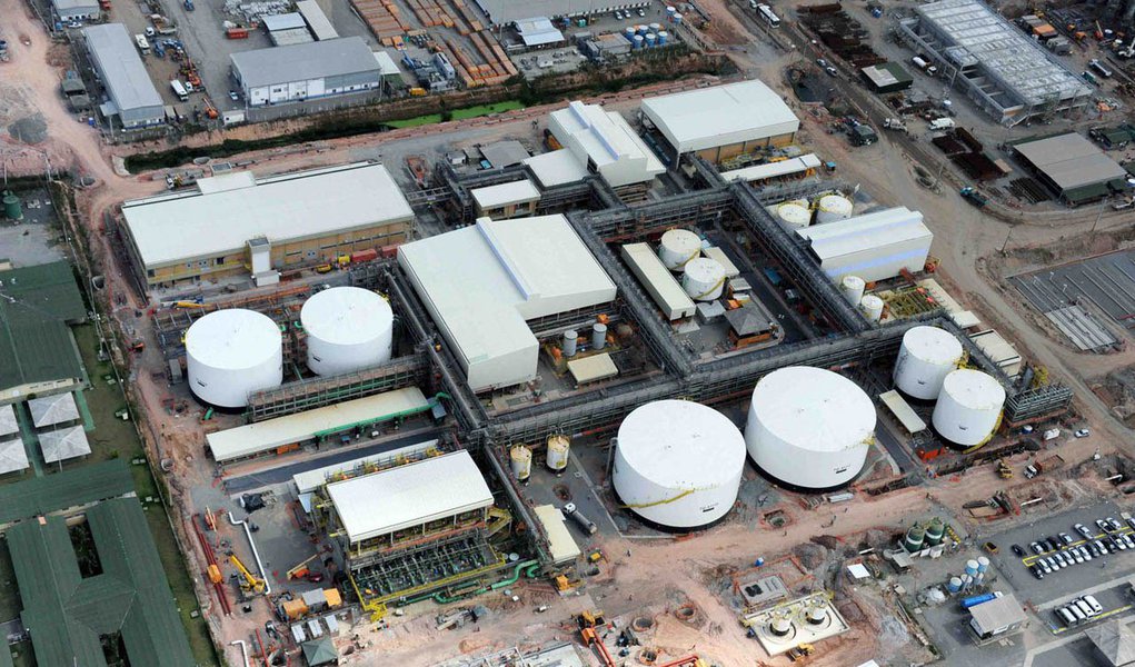 A Refinaria Abreu e Lima (Rnest), localizada no Complexo Industrial e Portuário de Suape, em Pernambuco, foi incluída no balanço operacional da Petrobras para o terceiro trimestre; em um comunicado à imprensa, a estatal lembra que a unidade, que é um dos alvos principais da Operação Lava Jato da Polícia Federal, está com 96% das obras do primeiro trem de refino concluídas e que já está apta a processar petróleo; a refinaria encontra-se atualmente em pré-operação (Foto: Paulo Emílio) A Refinaria Abreu e Lima (Rnest), localizada no Complexo Industrial e Portuário de Suape, em Pernambuco, foi incluída no balanço operacional da Petrobras para o terceiro trimestre; em um comunicado à imprensa, a estatal lembra que a unidade, que é um dos alvos principais da Operação Lava Jato da Polícia Federal, está com 96% das obras do primeiro trem de refino concluídas e que já está apta a processar petróleo; a refinaria encontra-se atualmente em pré-operação