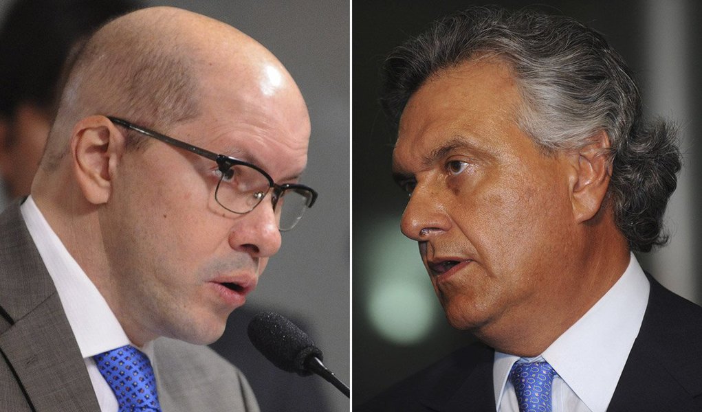 Acusação de que teria campanhas financiadas pelo contraventor Carlinhos Cachoeira paralisam negociações entre as duas legendas ao colocar em risco uma já improvável candidatura presidencial de Ronaldo Caiado em 2018, condição para a união; o próprio Demóstenes, no entanto, diz que Caiado deseja a fusão para ter motivos de deixar o DEM e ingressar no PMDB com vistas a disputar o governo de Goiás: "Na fusão do DEM com o PTB irá para o PMDB, possibilidade constitucionalmente aceita de adesão partidária. Irá, oficialmente, se opor" (Foto: Realle Palazzo-Martini) Acusação de que teria campanhas financiadas pelo contraventor Carlinhos Cachoeira paralisam negociações entre as duas legendas ao colocar em risco uma já improvável candidatura presidencial de Ronaldo Caiado em 2018, condição para a união; o próprio Demóstenes, no entanto, diz que Caiado deseja a fusão para ter motivos de deixar o DEM e ingressar no PMDB com vistas a disputar o governo de Goiás: "Na fusão do DEM com o PTB irá para o PMDB, possibilidade constitucionalmente aceita de adesão partidária. Irá, oficialmente, se opor"