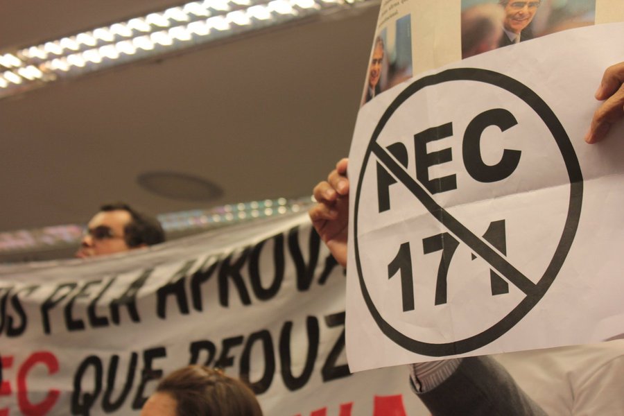 Foram 303 votos a favor, quando o mínimo necessário eram 308. Foram 184 votos contra e 3 abstenções. Votaram, ao todo, 490 deputados. debate da PEC foi acirrado. Foram mais de três horas de discussão em um Plenário dividido, mas com uma opinião em comum: todos os discursos reconheceram que o Brasil enfrenta problemas no controle da criminalidade e que o Congresso precisa ampliar o debate (Foto: Renata Paiva) Foram 303 votos a favor, quando o mínimo necessário eram 308. Foram 184 votos contra e 3 abstenções. Votaram, ao todo, 490 deputados. debate da PEC foi acirrado. Foram mais de três horas de discussão em um Plenário dividido, mas com uma opinião em comum: todos os discursos reconheceram que o Brasil enfrenta problemas no controle da criminalidade e que o Congresso precisa ampliar o debate